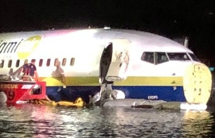 Máy bay Boeing 737 lao xuống sông