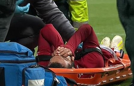 Chấn thương nặng, Mohamed Salah bật khóc rời sân trên cáng