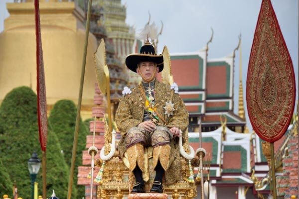 Người  dân Thái Lan xếp hàng dài, "xí chỗ" đẹp chờ xem lễ rước tân vương