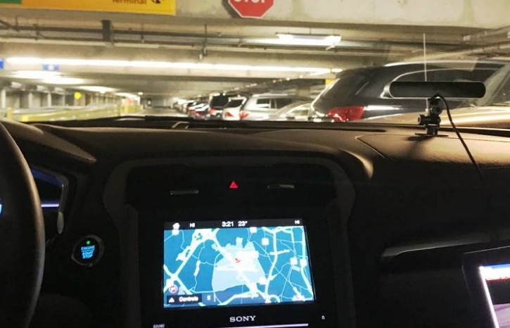 Khám phá bãi đỗ xe tự động do "trợ lý ảo" điều khiển tại sân bay Mỹ