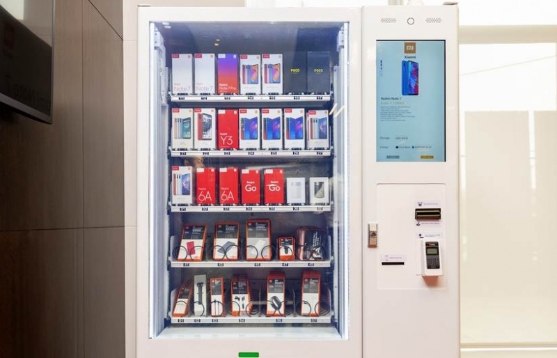Xiaomi triển khai máy bán điện thoại và phụ kiện tự động như "nước ngọt"