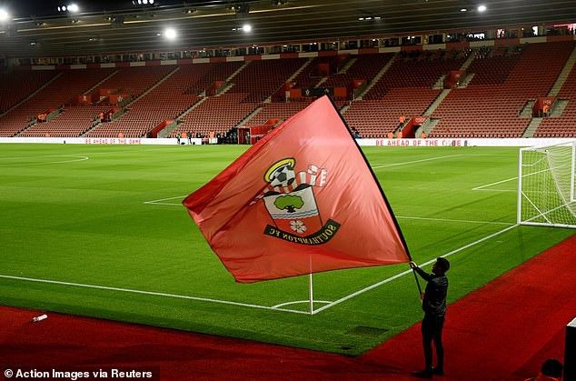 premier league da san trung lap old trafford duoc chon anfield bi gach ten