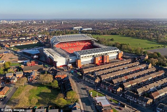 premier league da san trung lap old trafford duoc chon anfield bi gach ten