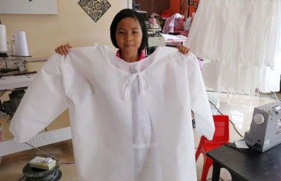 Nữ sinh Malaysia 9 tuổi may hơn trăm bộ đồ bảo hộ chống Covid-19