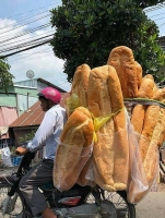 Báo nước ngoài giới thiệu bánh mỳ khổng lồ 'dễ gây thương nhớ' ở An Giang