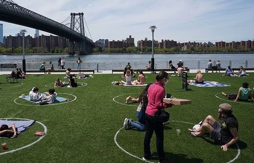 Mỹ: Muốn chơi ở công viên phải ngồi yên trong vòng tròn giãn cách Covid-19