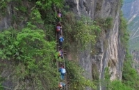 Sau bức ảnh 'cheo leo' đến trường, Trung Quốc di dời ngôi làng cao 800m trên núi