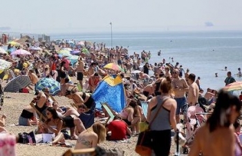 Bất chấp Covid-19, hàng chục nghìn người Anh đi biển vào ngày nóng nhất năm