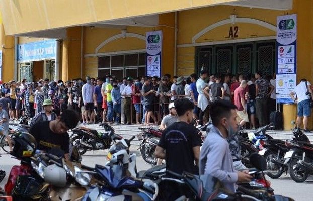 Hình ảnh hàng nghìn cổ động viên xếp hàng mua vé xem trận Nam Định - Hoàng Anh Gia Lai