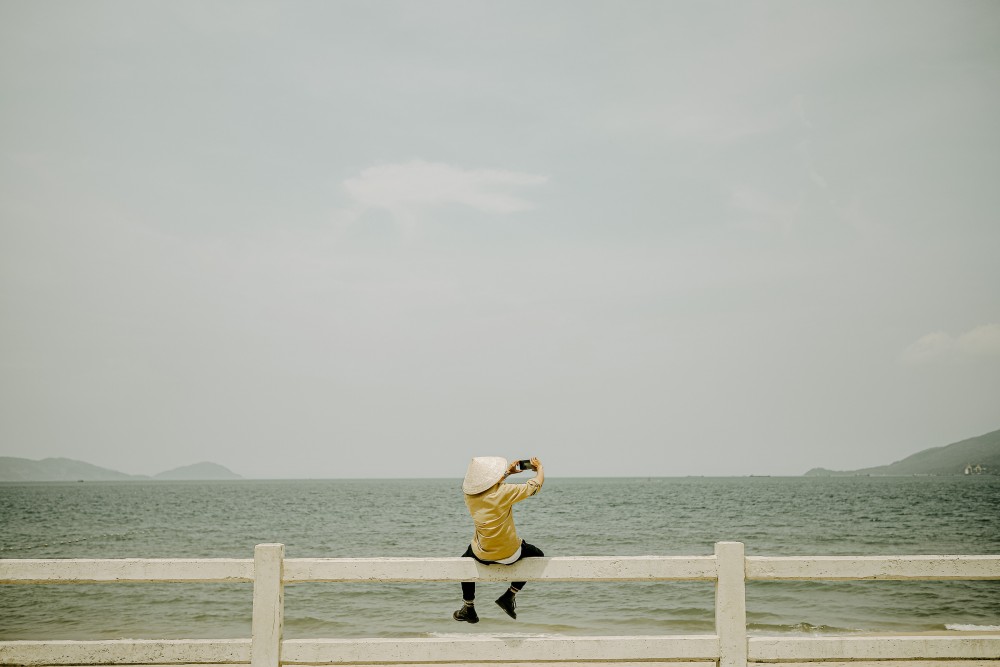 Nhiếp ảnh gia trẻ Nguyễn Kỳ Anh vừa hoàn thành chuyến đi Đà Nẵng với nhiều cảm xúc khỏ tả giữa biển trời mênh mông, thiên nhiên hùng vĩ, được ghi lại bằng nhiều hình ảnh ấn tượng tại đèo Hải Vân. Có chiều dài 20 km, đèo Hải Vân trở thành một trong những cung đường được du khách chụp ảnh nhiều nhất ở Việt Nam với hơn 52.000 bức ảnh check-in tại đây trên Instagram.