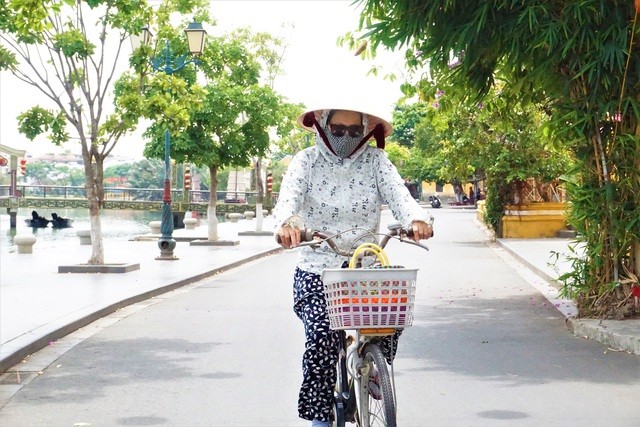 Các tuyến phố  lác đác người đi, chủ yếu là người dân địa phương.