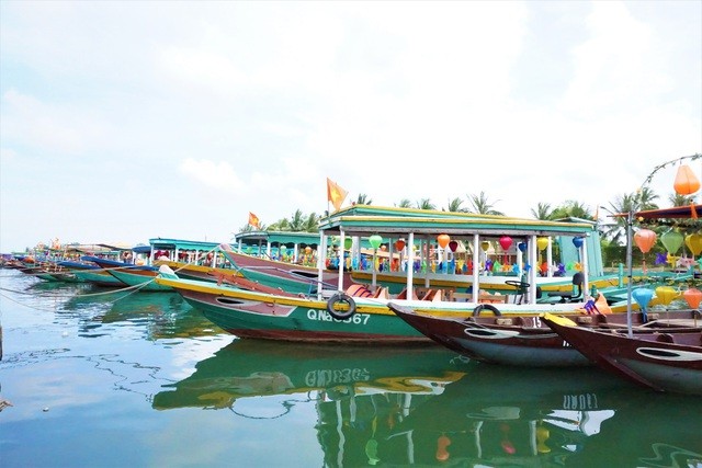 Thuyền du lịch nằm xếp hàng ở bến sông.