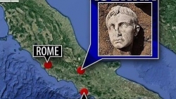 Khai quật đầu tượng bằng đá cẩm thạch 2.000 năm tuổi của Hoàng đế Augustus Octavian