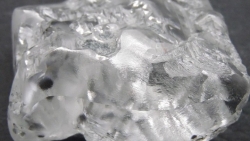 Lại phát hiện viên kim cương trắng cỡ lớn nặng 370 carat