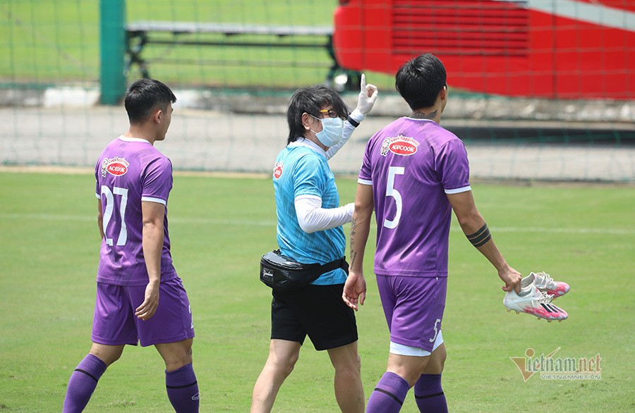 Đội tuyển Việt Nam tập dưới trời nắng nóng; Trọng Hoàng trở lại, Xuân Trường chấn thương nhẹ