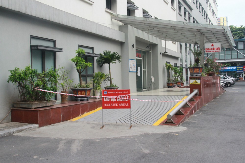 Hàng rào cách ly dựng tại khoa Cấp cứu, nơi 2 bệnh nhân Covid-19 tới Bệnh viện Hữu Nghị để khám. (Nguồn: SK&ĐS)