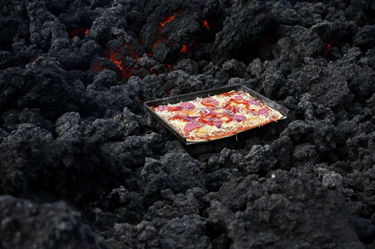 Độc đáo, nướng bánh pizza bằng hơi nóng dung nham núi lửa