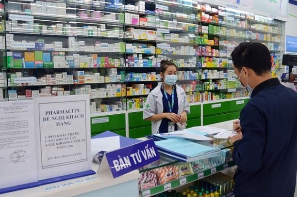 Dịch Covid-19: Tại sao khi mua thuốc ho, sốt phải khai báo y tế?
