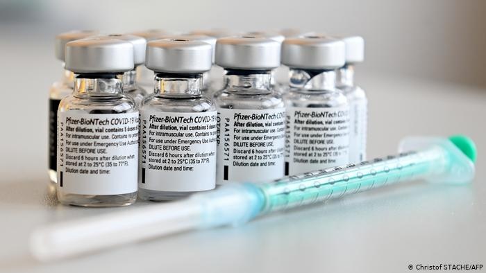 Bộ Y tế đang đàm phán, đảm bảo mục tiêu có đủ và đa dạng vaccine Covid-19. (Nguồn: DW)