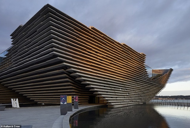 Bảo tàng thiết kế V&A Dundee nằm ở Dundee, Scotland, bắt đầu đi vào hoạt động từ tháng 9/2018. Tòa nhà có thiết kế nhằm gợi nhắc lại lịch sử ngành đóng tàu của địa phương.