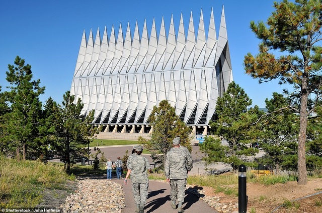 Nhà nguyện trong Học viện Không quân Mỹ nằm ở bang Colorado. Công trình đi vào hoạt động từ năm 1962.