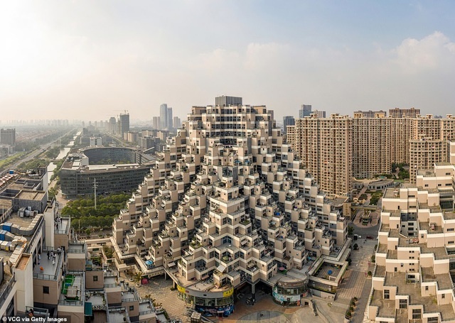 Tòa nhà hình kim tự tháp có 18 tầng này là một công trình nhà ở nằm ở Côn Sơn, Tô Châu, Trung Quốc.