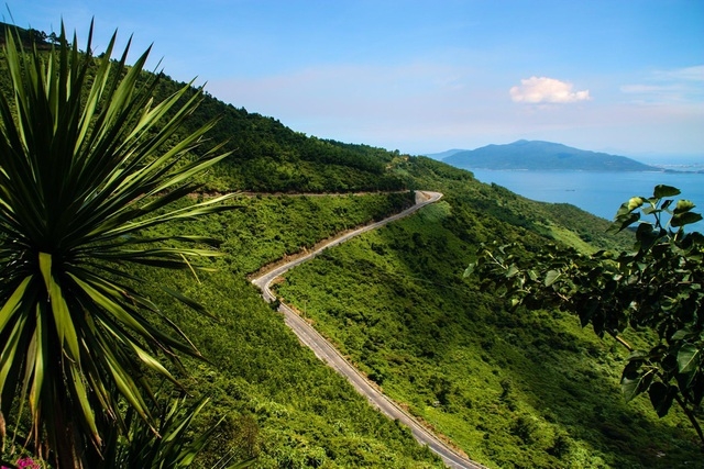 Đèo Hải Vân một bên giáp núi, một bên là vách đá đổ xuống biển Đông, tạo khung cảnh ấn tượng, kỳ vĩ mê hoặc du khách. (Nguồn: Getty Images)