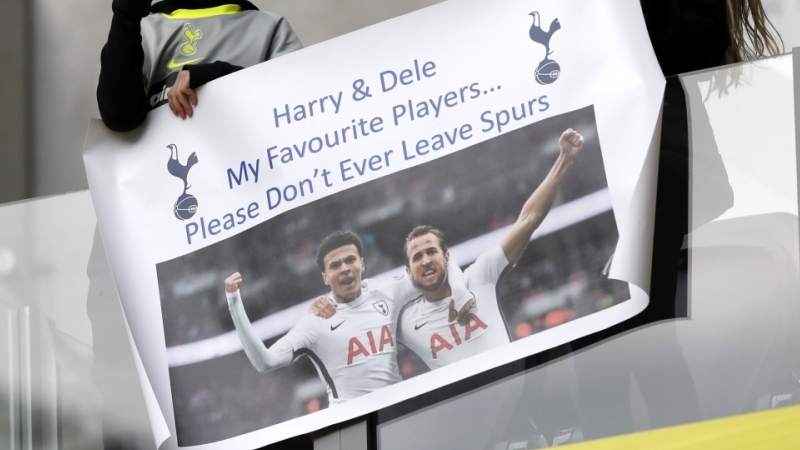 Harry Kane đi vòng sân tri ân người hâm mộ làm rộ lên tin ngày chia tay Tottenham sắp đến