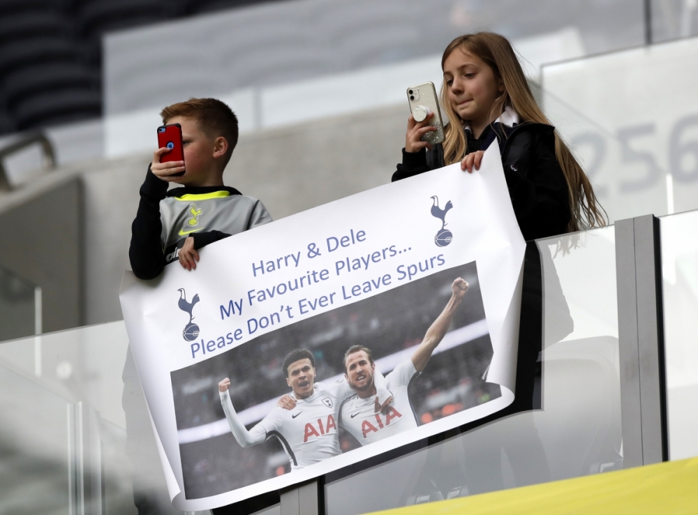 Harry Kane: Đi vòng sân chào khán giả làm rộ lên tin ngày chia tay Tottenham sắp đến