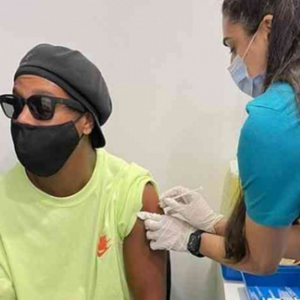 Trên trang cá nhân, Ronaldinho đăng ảnh được tiêm vaccine Covid-19 ở UAE.  (Nguồn: Instagram)