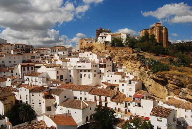 Tây Ban Nha: Kỳ lạ thị trấn toàn nhà không mái, chỉ thấy mặt tiền
