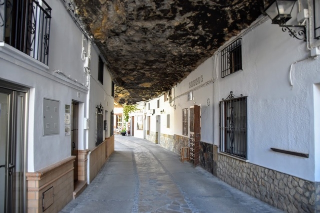 Kỳ lạ thị trấn "đá đè" toàn nhà không mái, chỉ thấy mặt tiền ở Tây Ban Nha