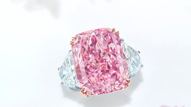 Viên kim cương hồng tím siêu hiếm đã được bán với giá 29,3 triệu USD
