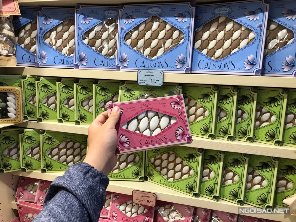Bạn chắc chắn phải thử qua kẹo Calissons - loại kẹo tryền thống và là đặc sản của vùng đất này. Một hộp nhỏ (màu hồng) như trong ảnh có giá 260.000 đồng.