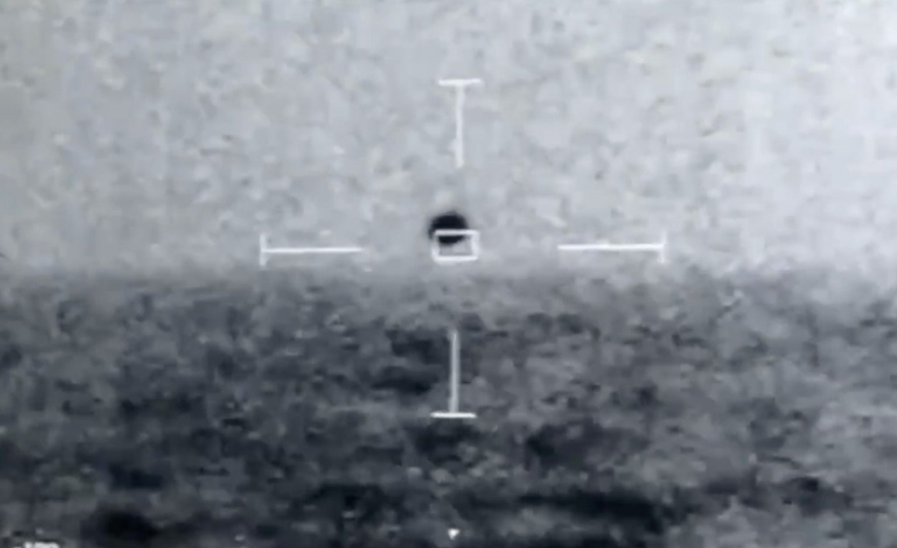Hải quân Mỹ thu được hình ảnh UFO hình cầu bí ẩn lao xuống đại dương