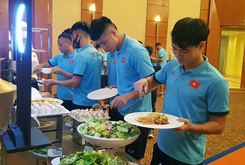 Vòng loại World Cup 2022: Cổ động viên người Việt ở UAE nồng nhiệt chào đón đội tuyển Việt Nam