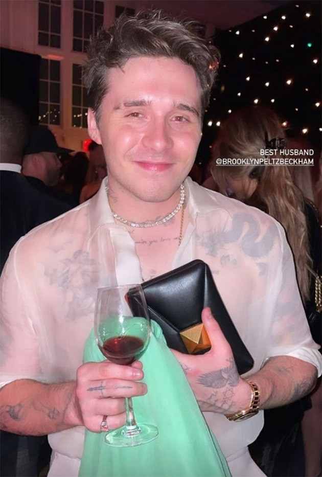 Met Gala: Brooklyn Beckham dịu dàng nâng tà váy cho vợ