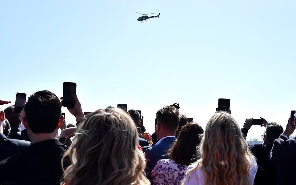 Biển người hâm mộ hào hứng chờ đón Tom Cruise tại tàu sân bay USS Midway.