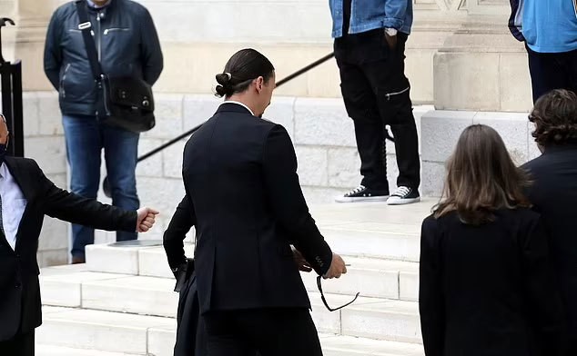 Zlatan Ibrahimovic bước vào nhà thờ nơi diễn ra tang lễ 'siêu cò'. Siêu sao Thụy Điển là một trong những khách hàng thân thiết nhất của Mino Raiola. Có tin anh đã ở bên giường của Mino Raiola khi ông qua đời hôm cuối tuần.