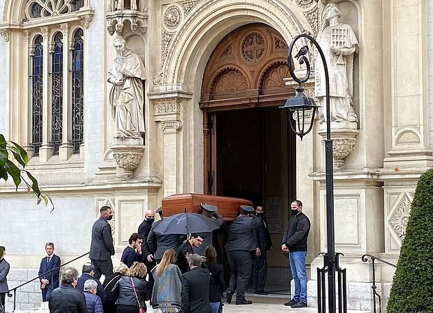 Quan tài ông Mino Raiola được người thân đưa vào nhà thờ Saint-Charles, Monte Carlo. Monaco là nơi 'siêu cò' nổi tiếng sinh sống nhiều năm nay. Mino Raiola qua đời hôm 30/4 sau thời gian bị bệnh.