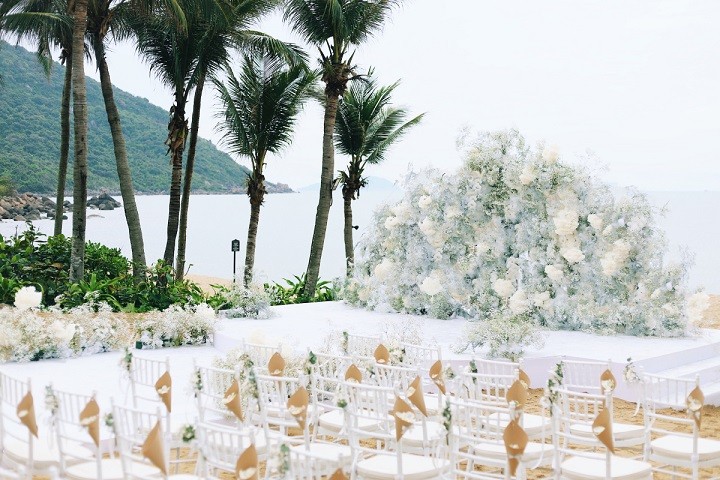 Để chuẩn bị cho hôn lễ bên biển ngày 8/5, Ngô Thanh Vân - Huy Trần nói mong muốn với êkíp Liti Wedding Planner về không gian cưới tràn ngập sắc hoa trắng tinh khôi. Đám cưới này của Ngô Thanh Vân cũng chính là destination wedding, tức đám cưới kết hợp du lịch nghỉ dưỡng xa thành phố, là xu hướng được các cặp hiện đại ưa chuộng, bắt nguồn từ phương Tây.