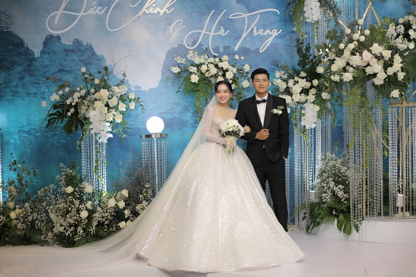 Hà Đức Chinh và bà xã Mai Hà Trang tổ chức tiệc cưới tại một khách sạn 5 sao ở Hà Nội. Hai ngày trước, cặp trai tài, gái sắc cũng đã làm đám cưới tại Phú Thọ.