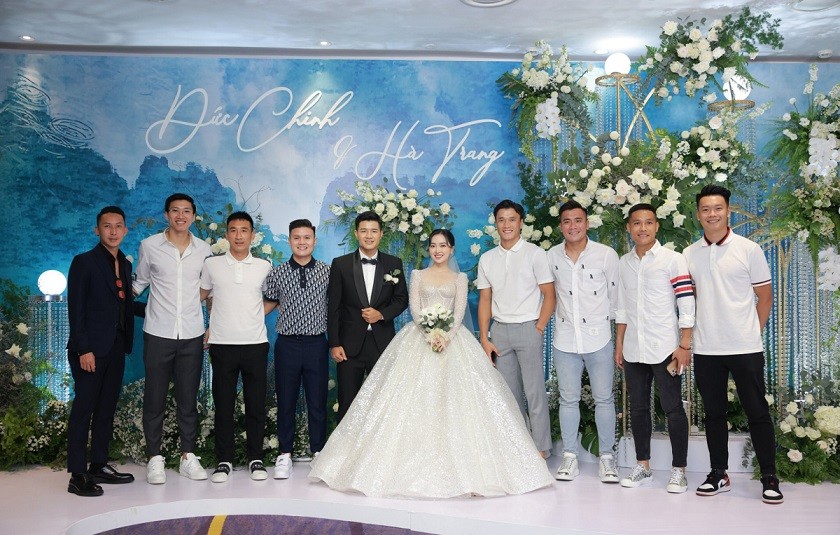 Dàn cầu thủ tuyển Việt Nam dự đám cưới tiền đạo Hà Đức Chinh