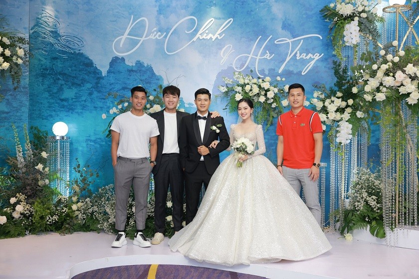 Dàn cầu thủ tuyển Việt Nam dự đám cưới tiền đạo Hà Đức Chinh
