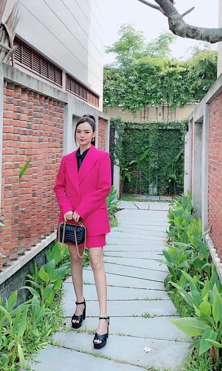Sao Việt cập nhật 'hot trend' màu hồng cánh sen tôn da