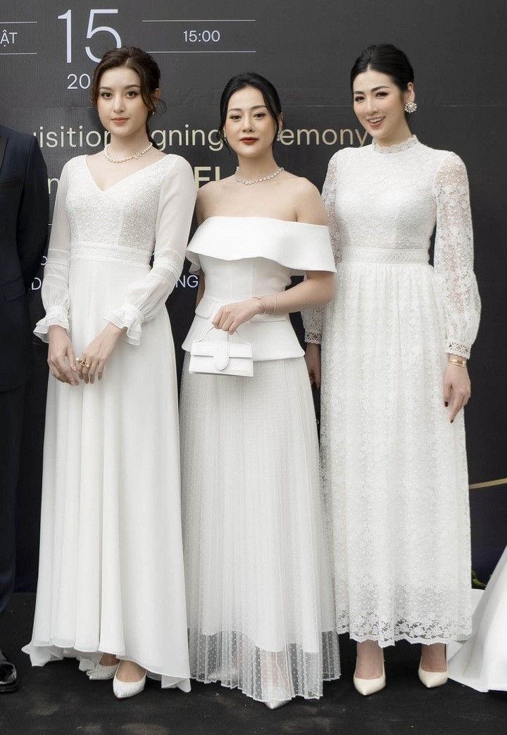 Huyền My, Phương Oanh và Tú Anh (từ trái sang) đã lâu mới có dịp hội ngộ. Xuất hiện trong event, ba mỹ nhân cùng diện trang phục trắng ton-sur-ton 'đọ' nhan sắc.