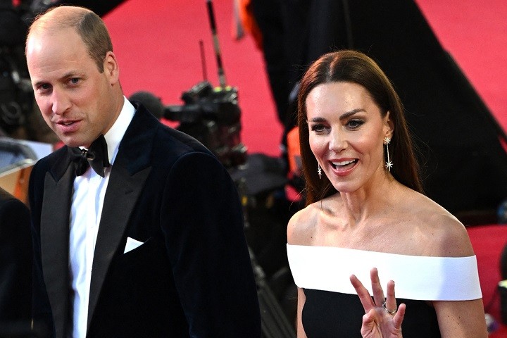 Vợ chồng Hoàng tử William và Kate Middleton nổi bật như hai ngôi sao hạng A của Hollywood khi tới dự buổi công chiếu Top Gun: Maverick ở London tối 19/5.  Tại sự kiện, Kate diện váy hở vai của Roland Mouret, cầm clutch trị giá 2.300 bảng của Alexander McQueen. Trong khi đó, Hoàng tử William lịch lãm với áo khoác dạ nhung hiệu Alexander McQueen, quần tây tuxedo và đi giày nhung thêu hình máy bay chiến đấu như một cách tôn vinh bộ phim của Tom Cruise.