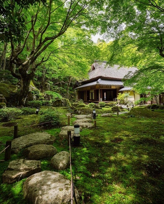Kyorinbo do Hoàng tử Shotoku xây dựng, nép mình dưới chân một ngọn núi nhỏ ở Azuchi-cho, Omihachiman, tỉnh Shiga, là một trong những điểm đến nổi tiếng vào mùa thu ở Nhật Bản. Những mùa còn lại trong năm, ngôi đền mang một vẻ đẹp riêng. Lối đi trong đền hình thành từ những tảng đá núi. Khuôn viên sân là một khu vườn đá rêu phong.