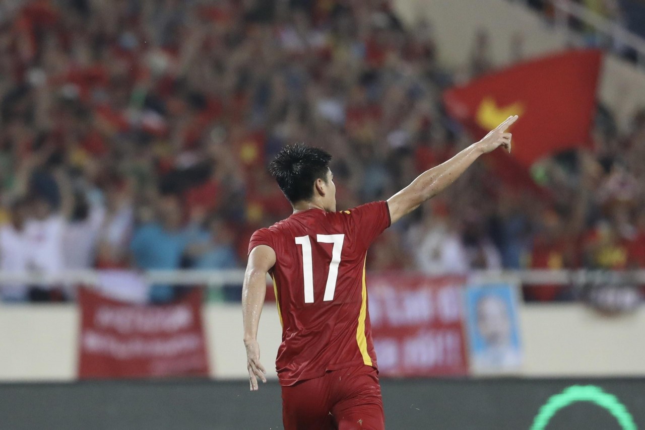 Phút 83, Nhâm Mạnh Dũng (17) đánh đầu hiểm hóc hạ gục thủ môn Kawin, mở tỷ số cho U23 Việt Nam.