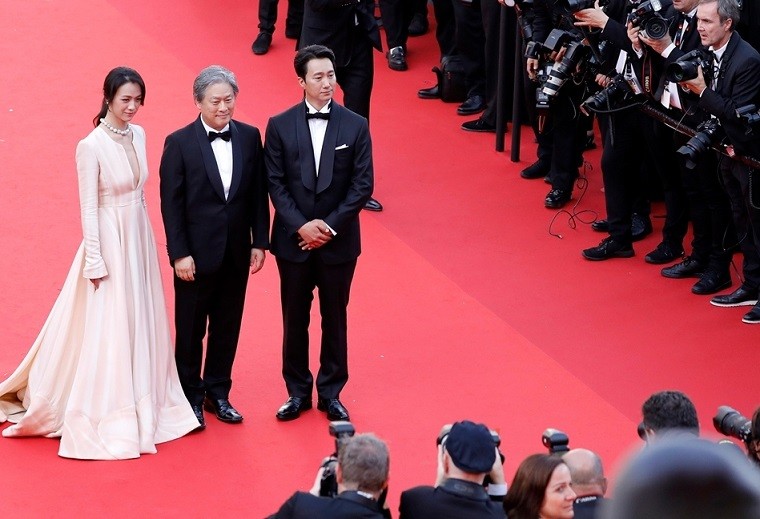 Thang Duy cùng đạo diễn Park Chan Wook, tài tử Park Hae Il thu hút ống kính báo chí quốc tế trên thảm đỏ Liên hoan phim (LHP) Cannes, trước buổi chiếu phim hôm 23/5.